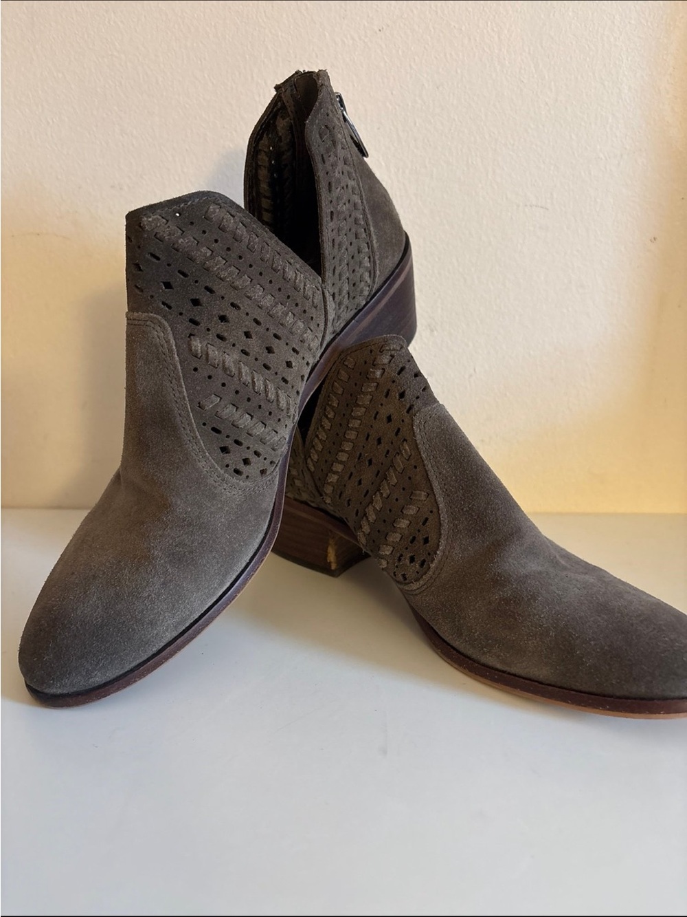 Like new VINCE CAMUTO PRASATA SUEDE BOOTIE WOMEN'S SHOES SIZE 39.5 Europe 9 us